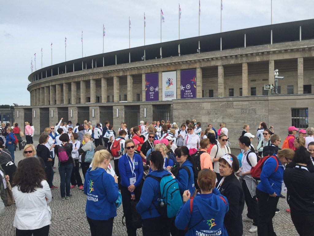 Turnfest2017_SannaYP Ihmisiä seisomassa stadionin edessä