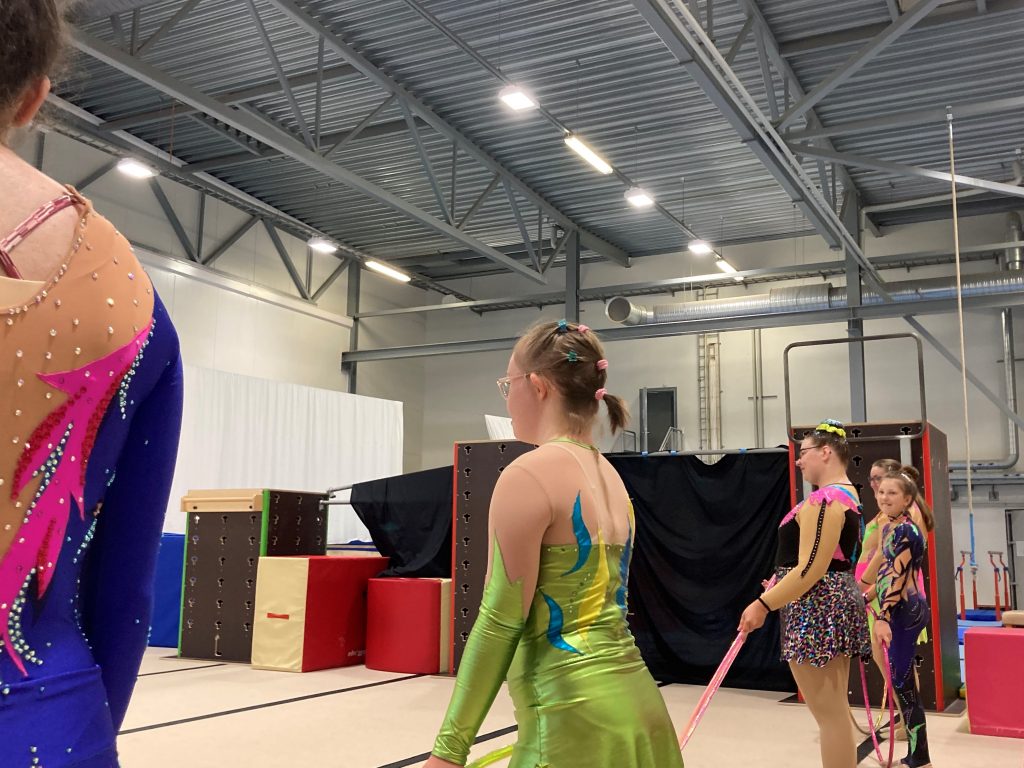 Sisuhalli Special Olympics rytmisen voimistelijat harjoittelemassa salilla.