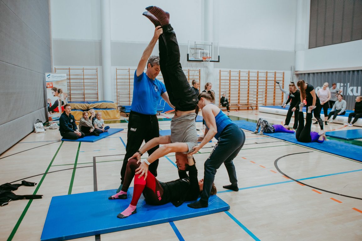 Convention su 6.10.2019 - foto Milla Vahtila (349 of 399) Kouluttaja avustaa liikkeessä