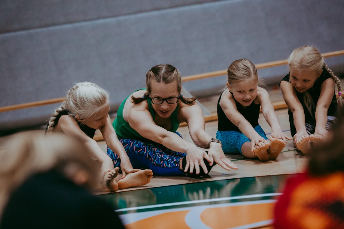 Convention syksy 2018 - foto Milla Vahtila (113 of 327) Nainen ohjaa lapsia