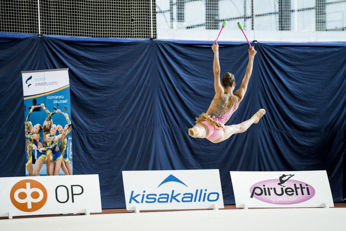 VO3BFC_1 Voimistelija tekee harppahyppyä