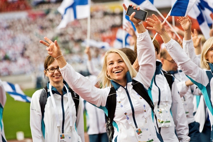 world2 Iloinen nainen tuulettaa