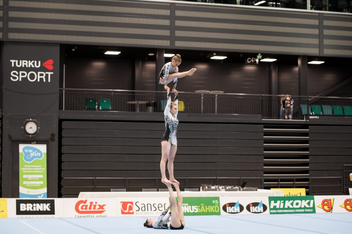 Akrobatiavoimistelijat kilpailuissa