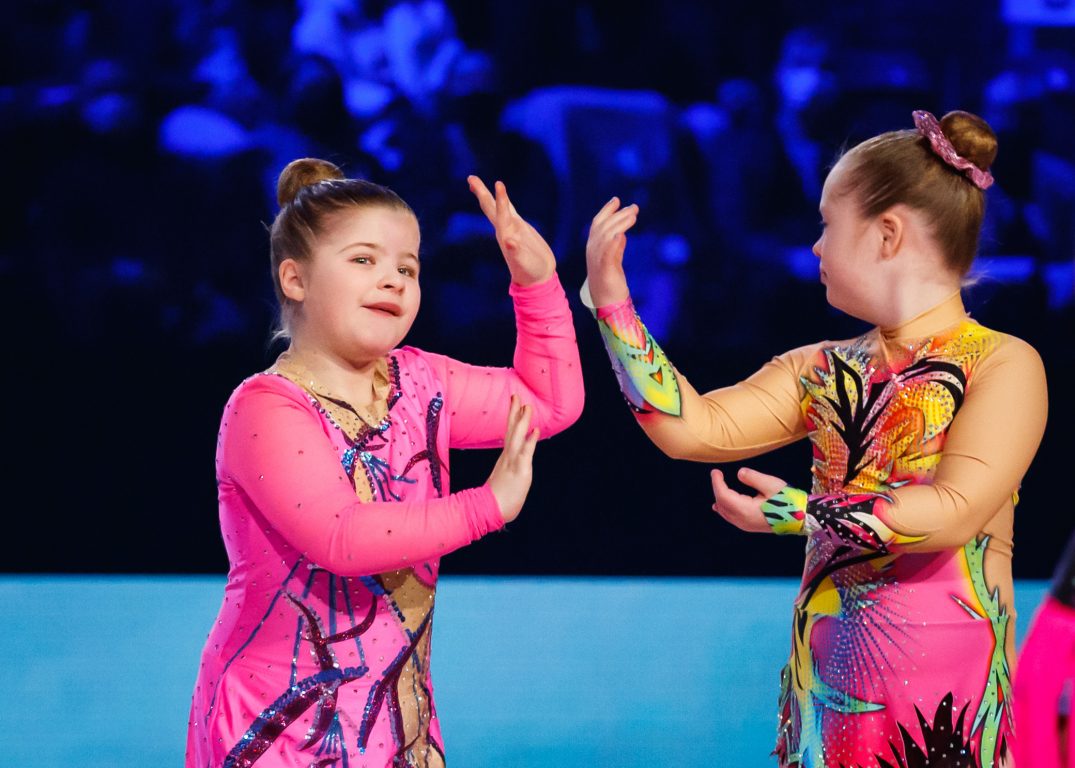 Special Olympics voimistelijat esiintymässä.