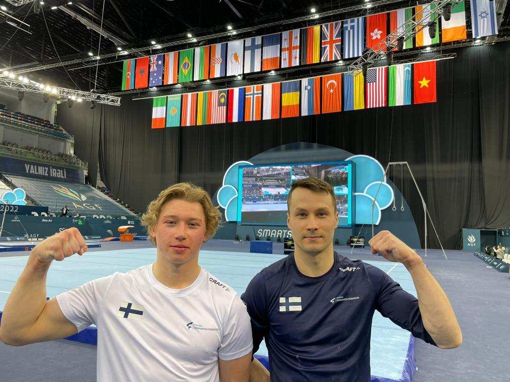 Leo Lehtinen ja Pavel Titov podiumin laidalla Bakun maailmancupissa