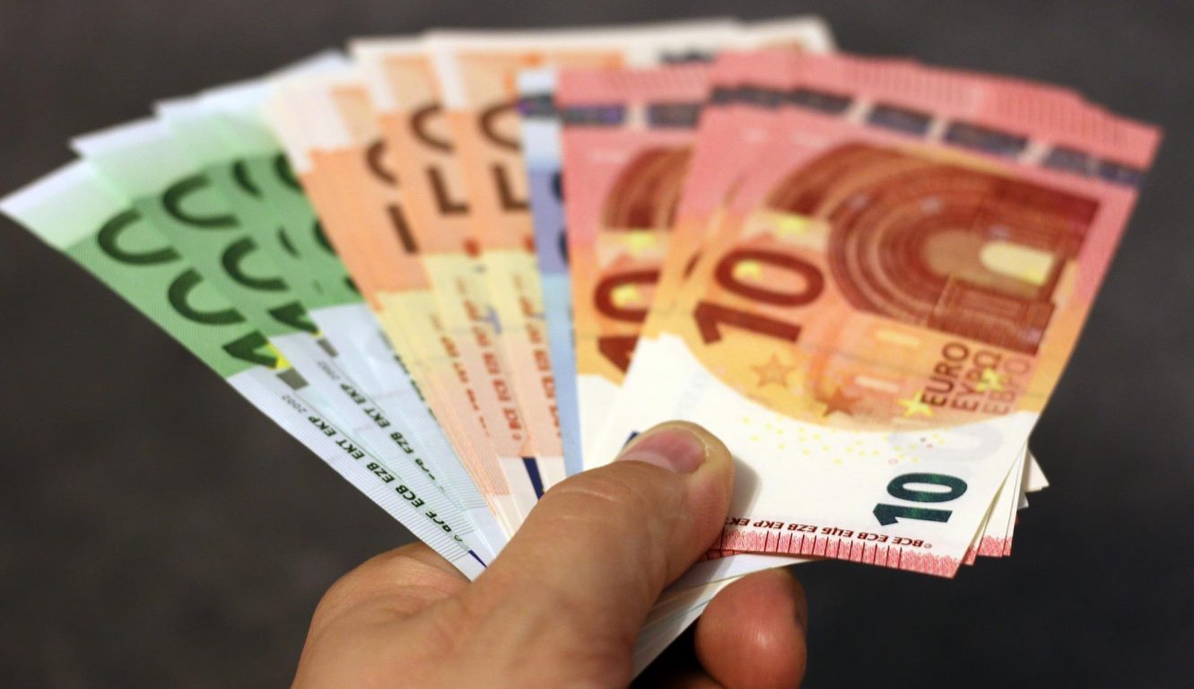 money-1005464_1920 seteleitä kädessä