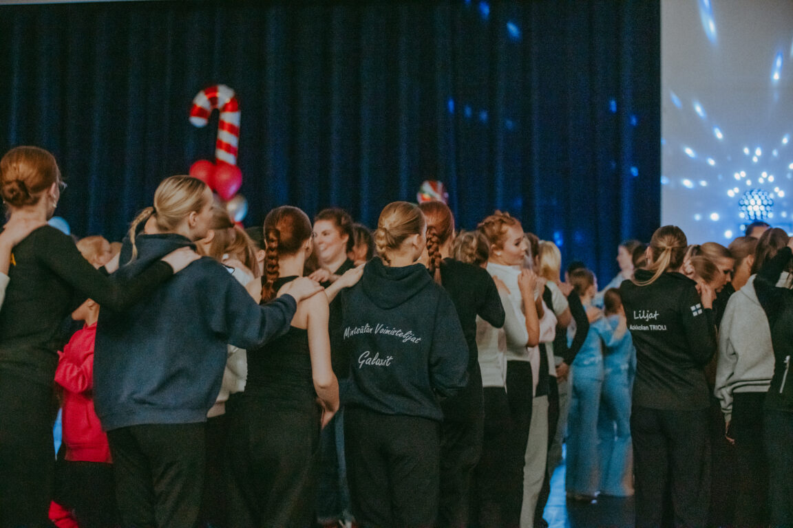 Voimistelijat valmistautumassa Tanssi Cuppiin. Osallistujia on monista eri seuroista.