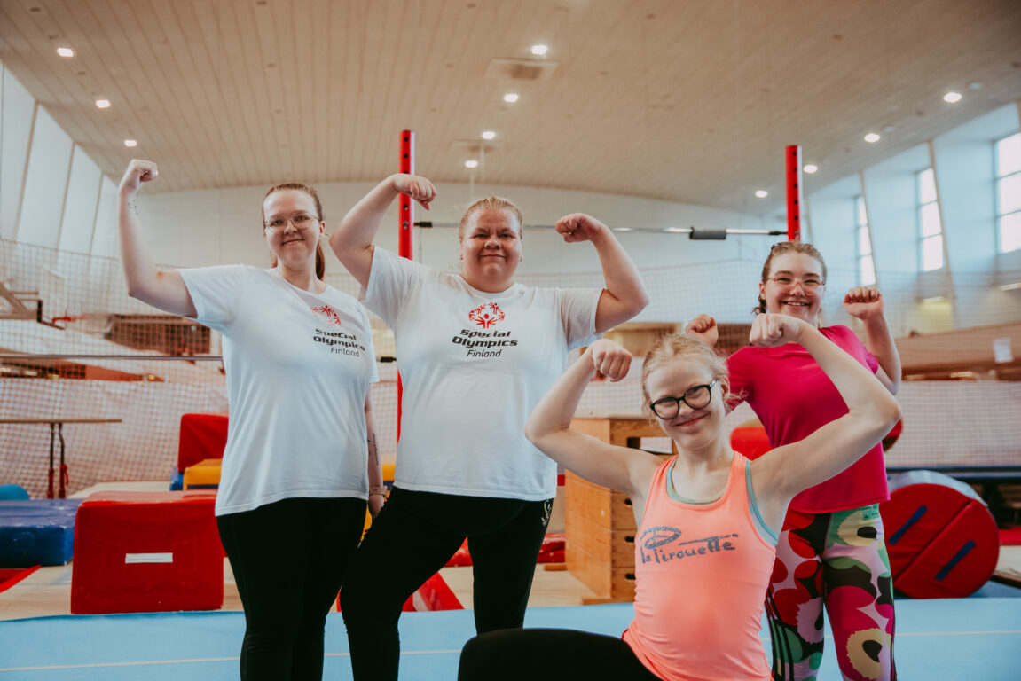 Voimistelijat yhteiskuvassa Kisahallilla.