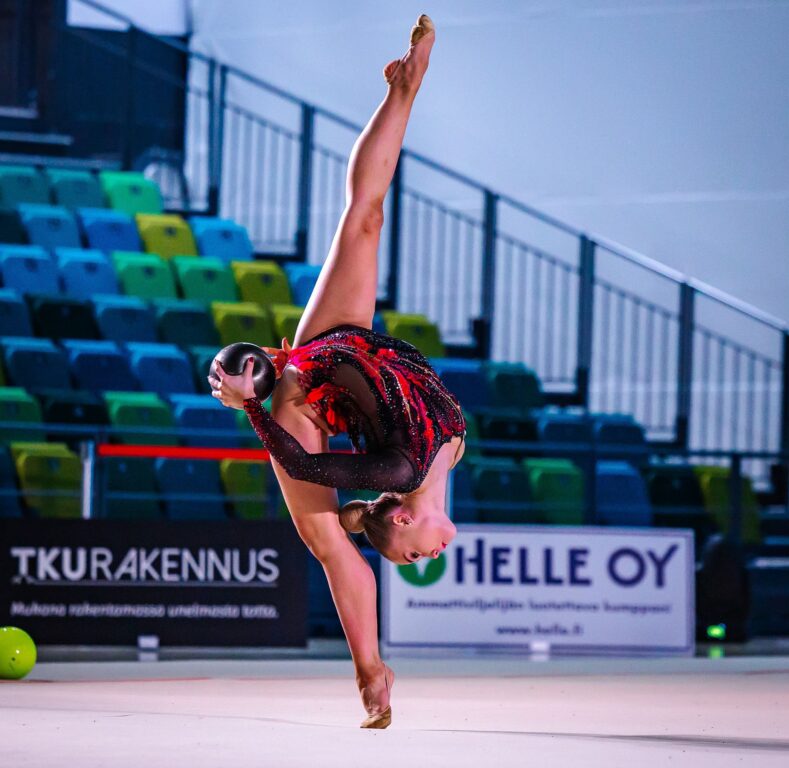 Emmi Piiroinen voimistelee pallolla.
